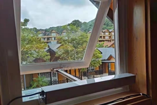 工業(yè)廠(chǎng)房安裝電動(dòng)開(kāi)窗器的優(yōu)點(diǎn)有哪些??消防電動(dòng)排煙天窗